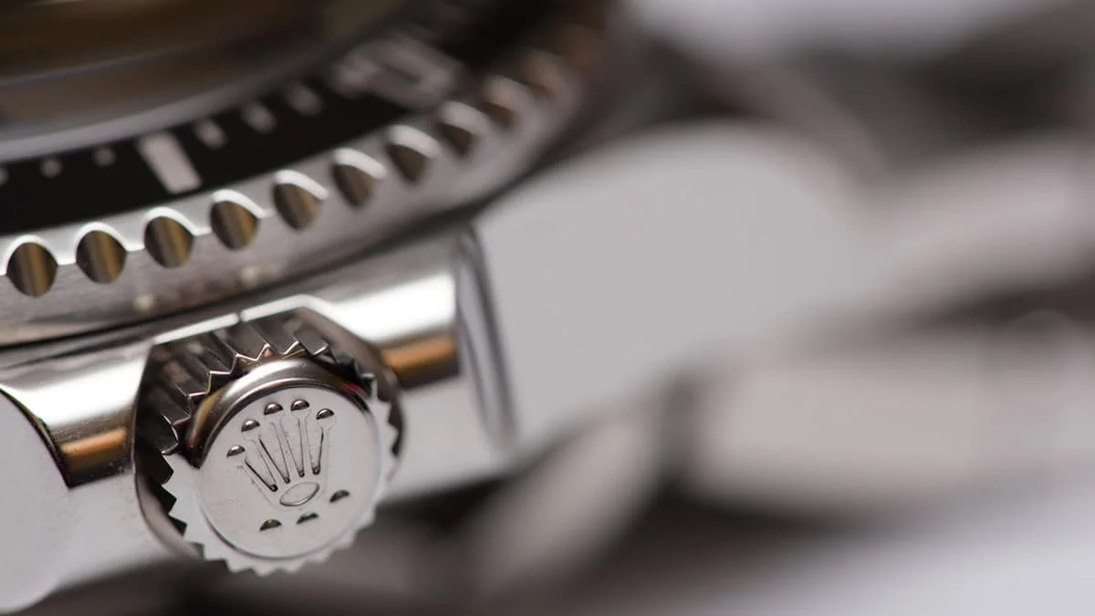 Ceasul Rolex și detaliul de pe remontoar